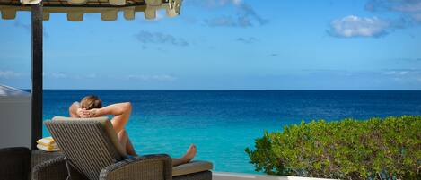 Een buitenzwembad en ligstoelen