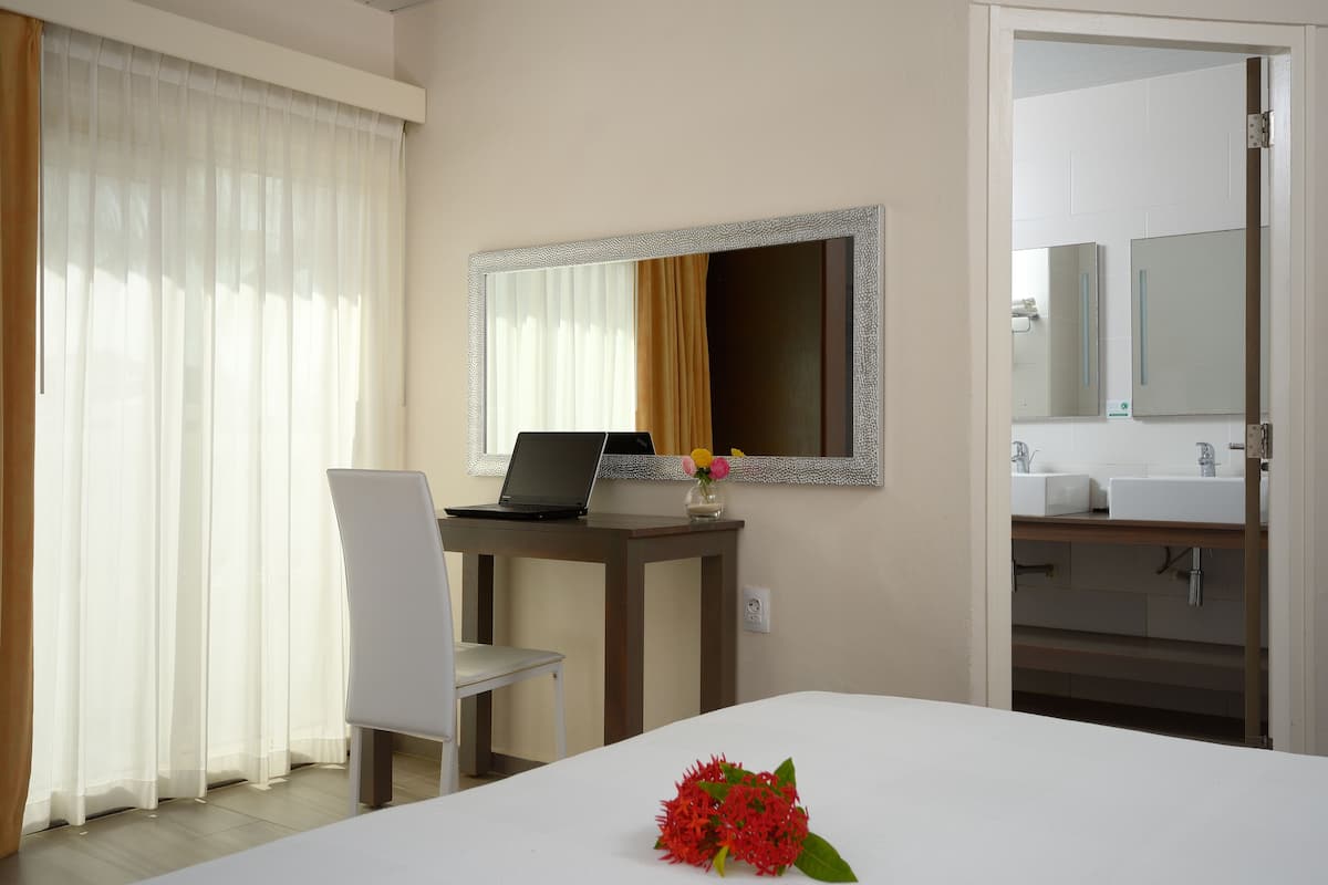Deluxe Suite, 1 Bedroom, Ocean View | Room amenity