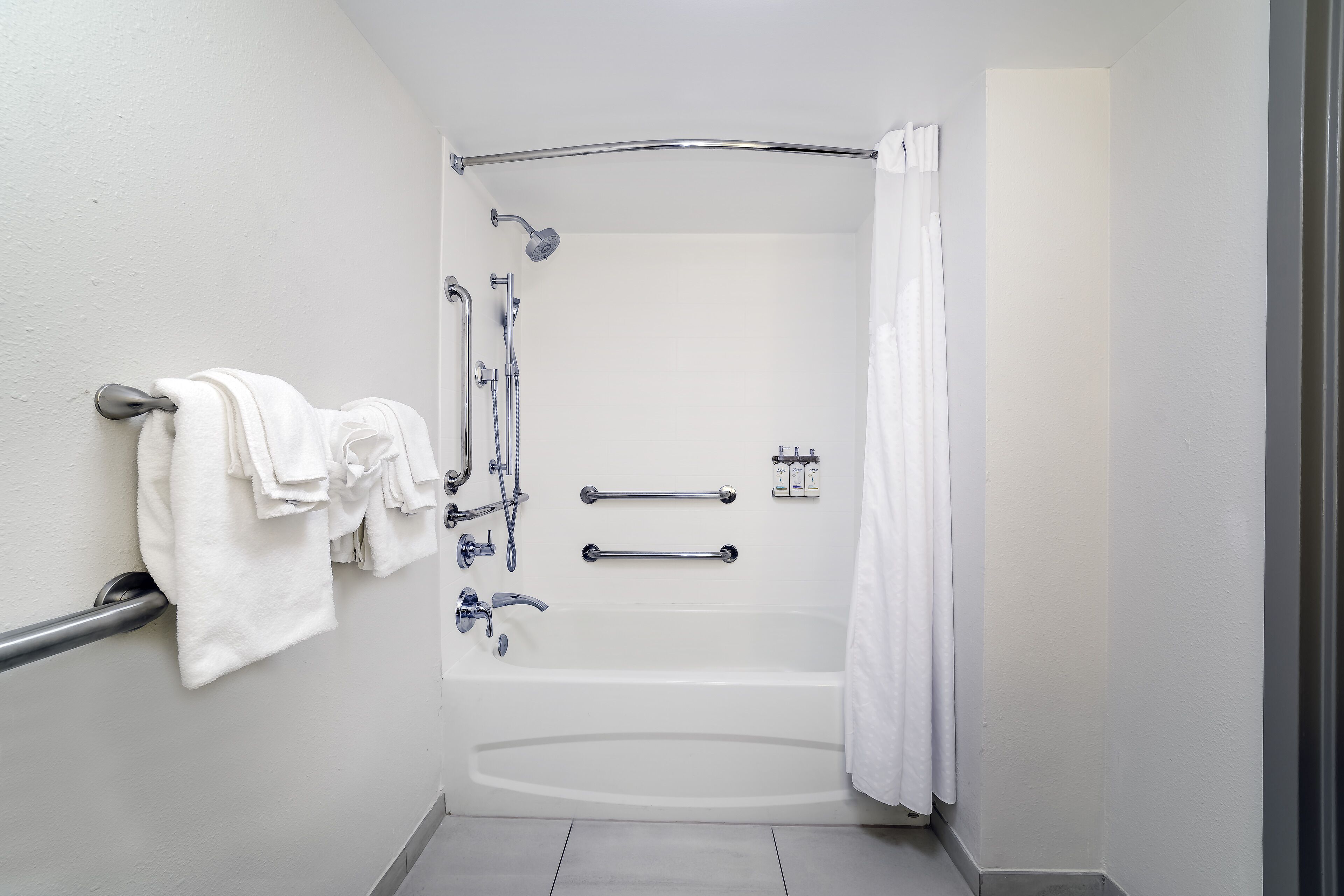 combined shower/bathtub, hair dryer, towels