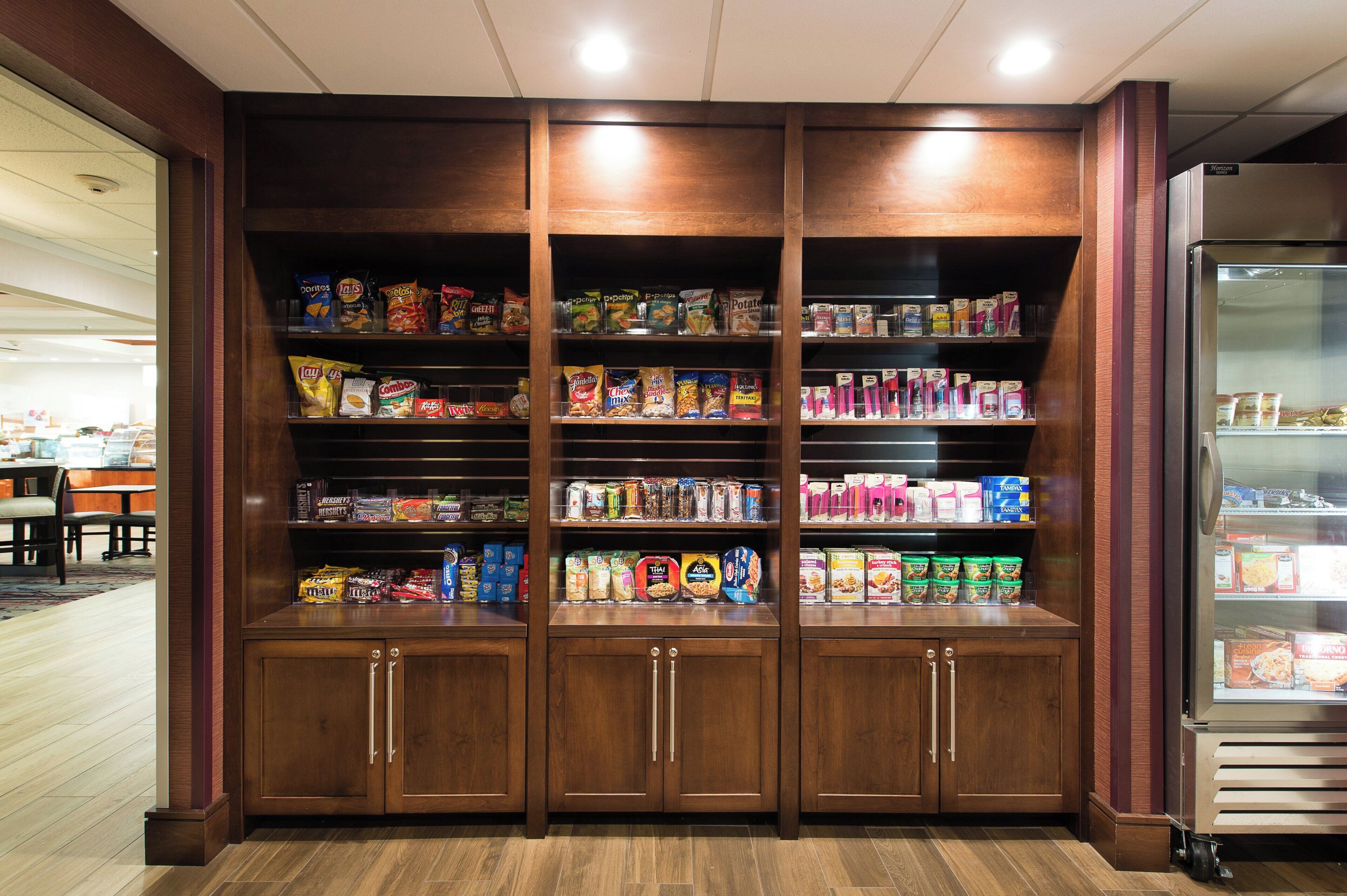 Een presentatie van diverse verpakte snacks.