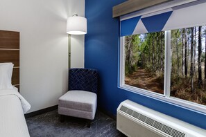 ตู้นิรภัยในห้องพัก, โต๊ะทำงาน, เตารีด/โต๊ะรีดผ้า