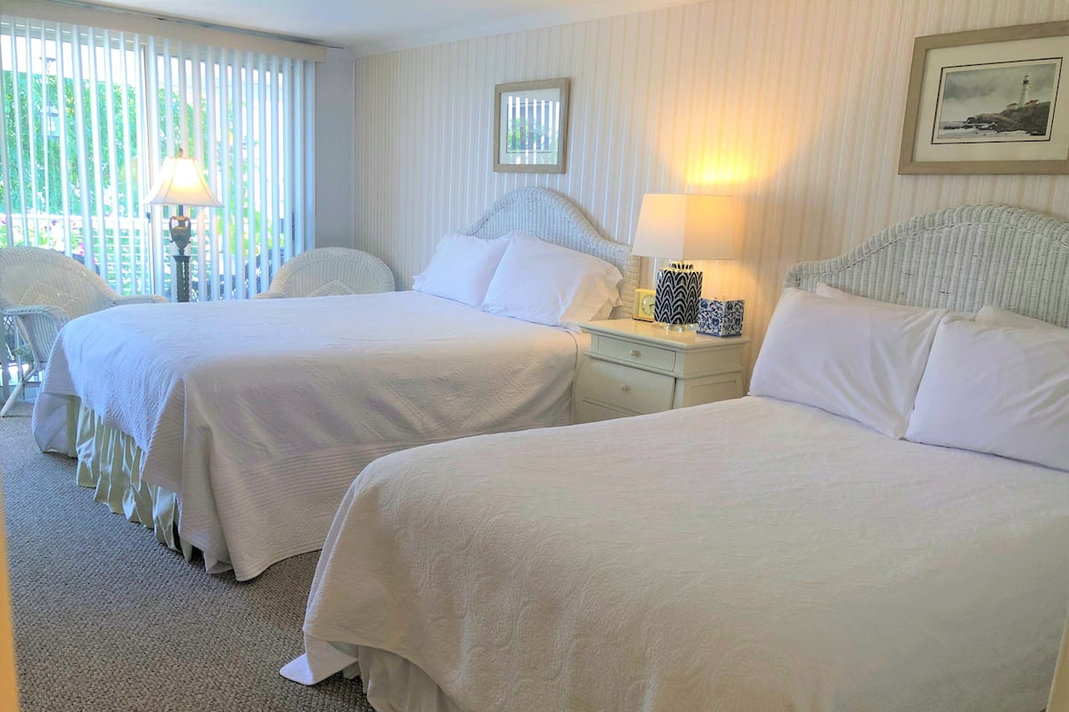 1 Queen and 1 Double Bed with Balcony | Ropa de cama de alta calidad y decoración personalizada