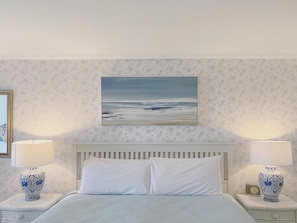 Premium bedding, individually decorated, individually furnished - Harbour Towne Inn on the Waterfront (Boothbay Harbor)