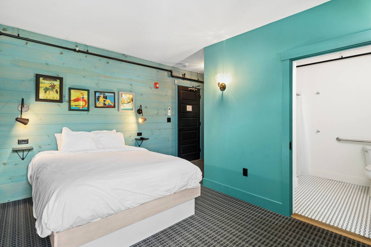 Standard Double Room, Mobility Accessible | Iron/ironing board, WiFi (free), bed sheets