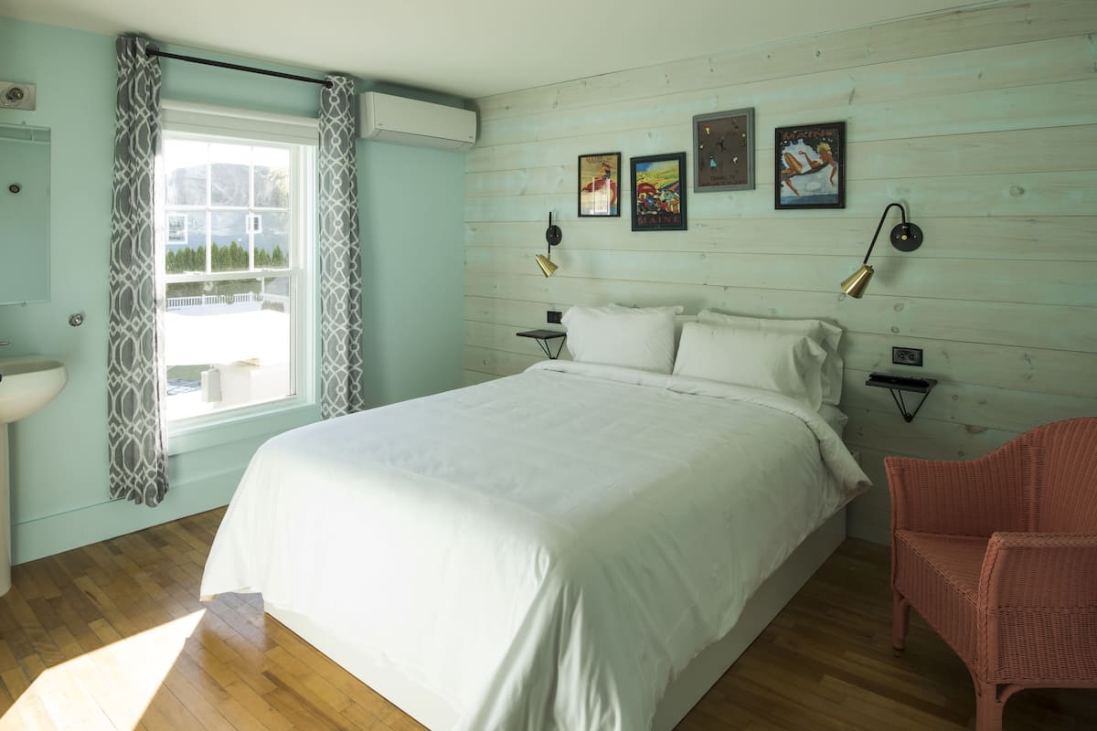 Standard Double Room, 1 Queen Bed | Iron/ironing board, free WiFi, bed sheets