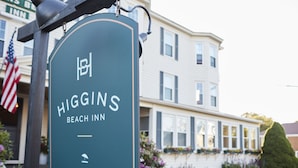 A sign for Higgins Beach Inn with a beach umbrella symbol, indicating a beach view. - Higgins Beach Inn (Scarborough)