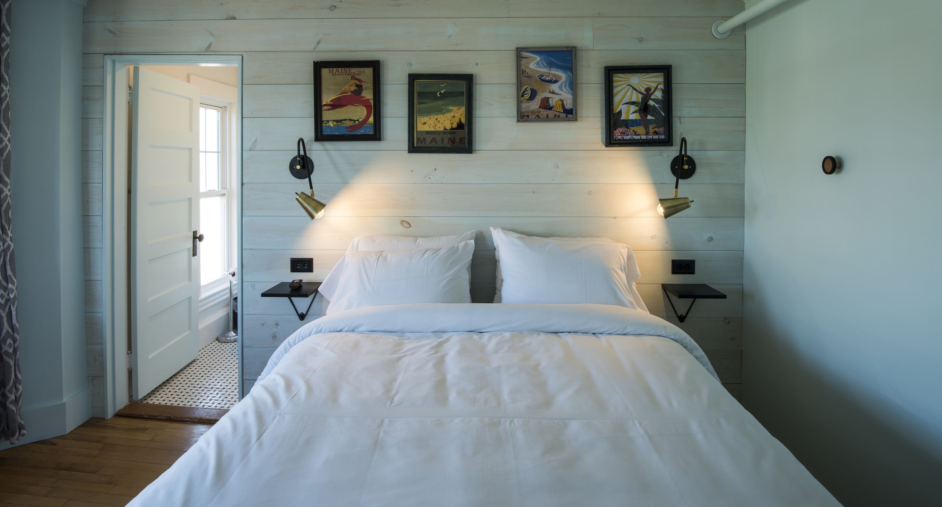 Tabla de planchar con plancha, wifi gratis y ropa de cama 