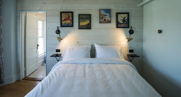 Tabla de planchar con plancha, wifi gratis y ropa de cama 