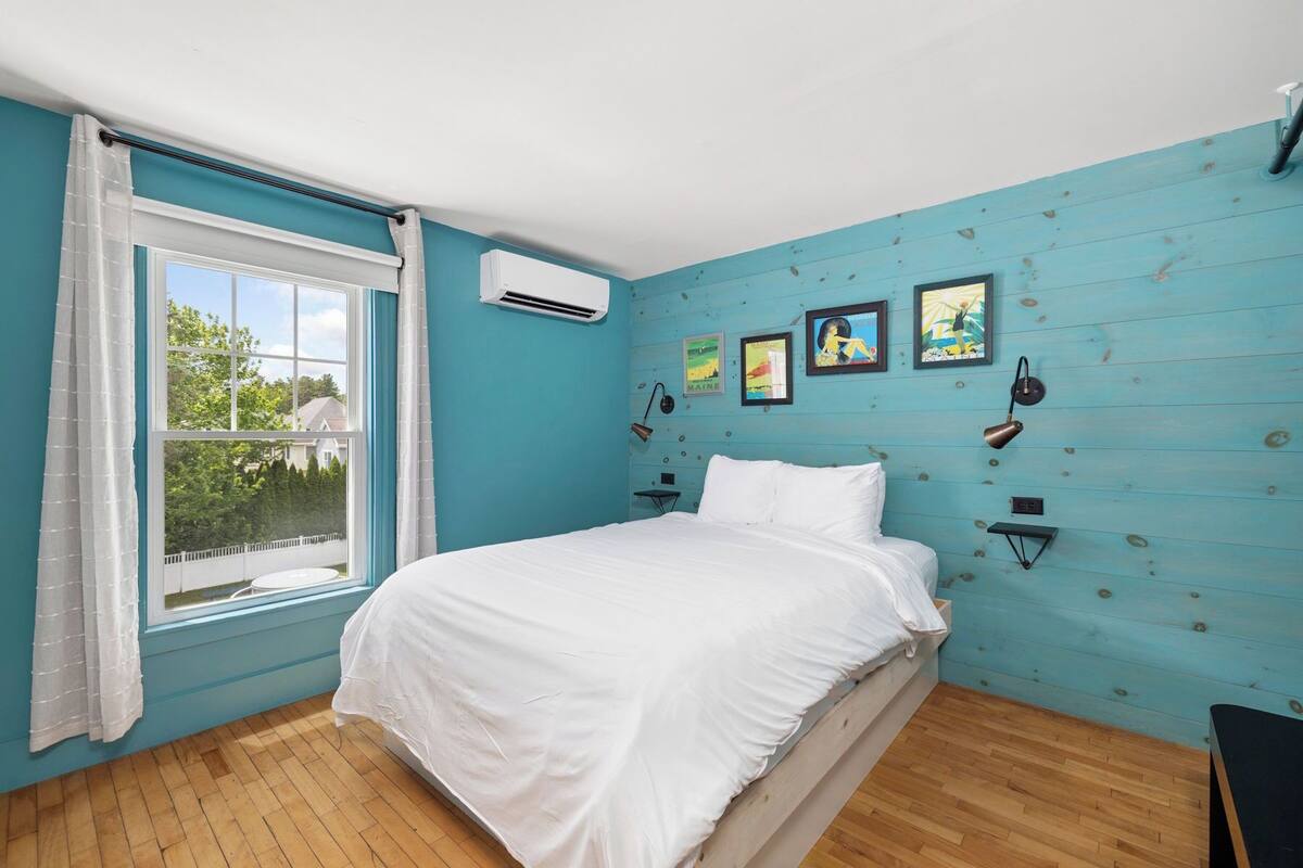 Standard Double Room, 1 Queen Bed | Iron/ironing board, WiFi (free), bed sheets
