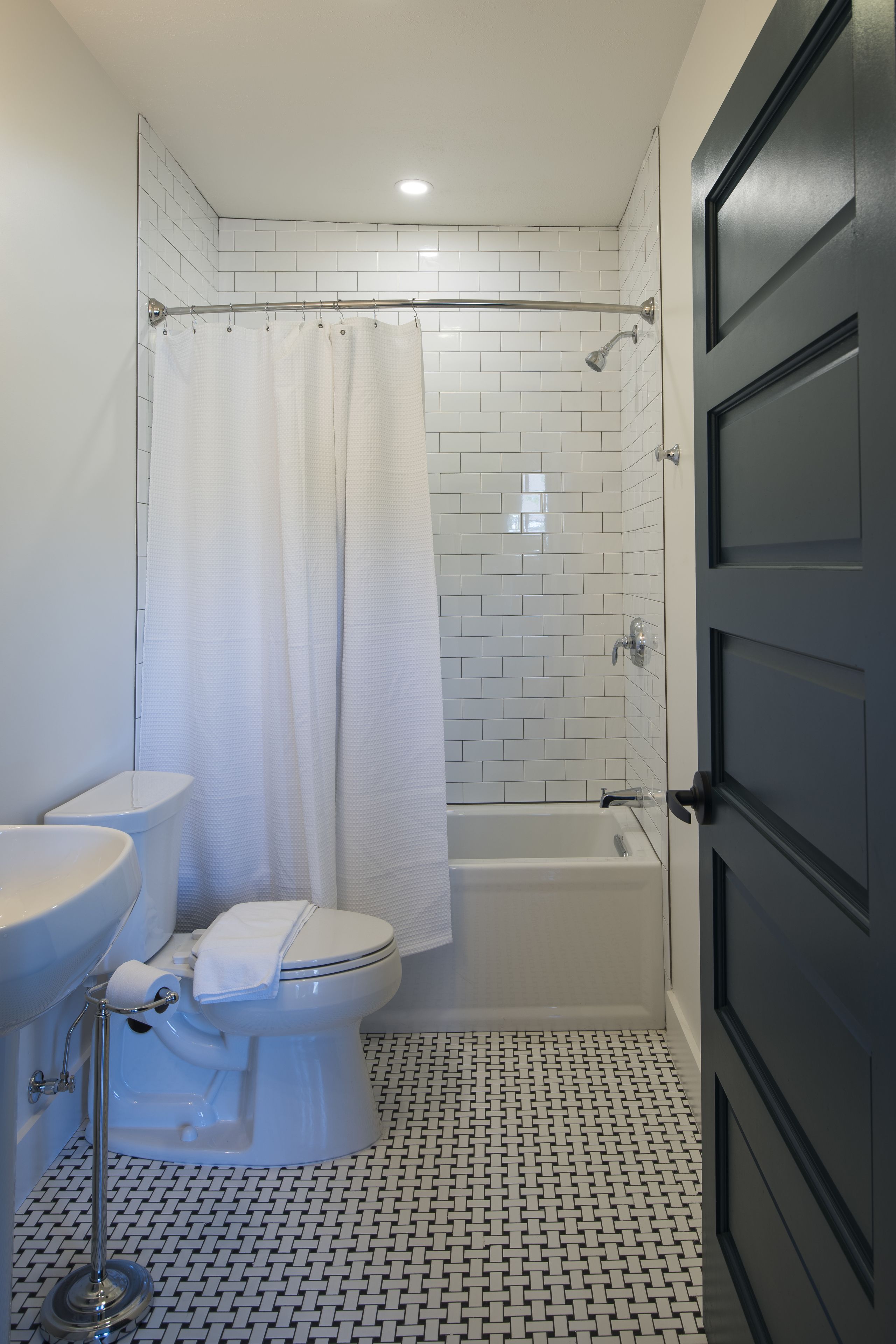 superior double room, 1 queen bed | bathroom | free toiletries, hair dryer, towels