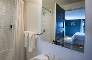 Premium Studio Suite, 1 Queen Bed with Sofa bed | Bathroom | Free toiletries, hair dryer, towels