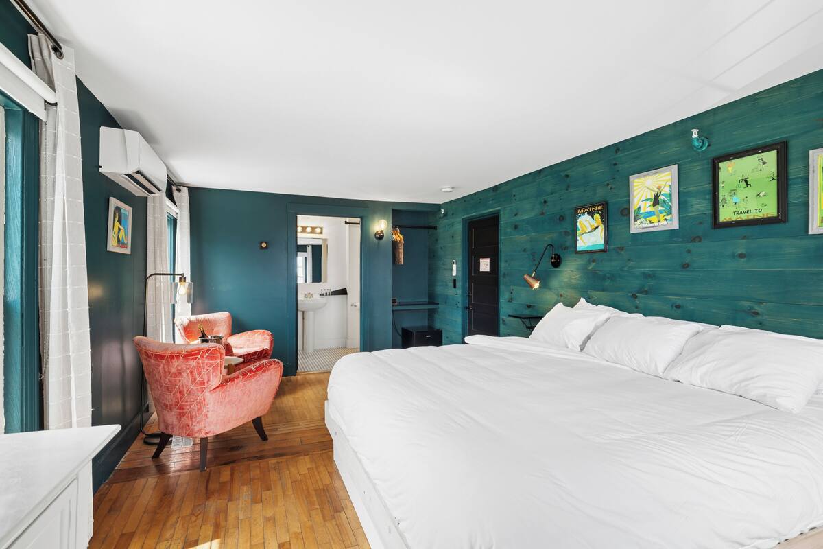 Premium Double Room | Iron/ironing board, WiFi (free), bed sheets