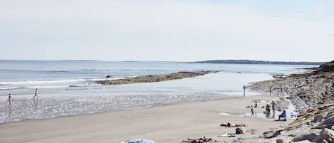 Liegestühle, Sonnenschirme, Strandtücher