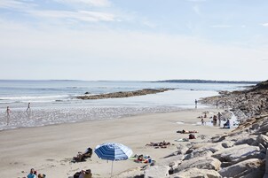 Sillas reclinables de playa, sombrillas, toallas de playa