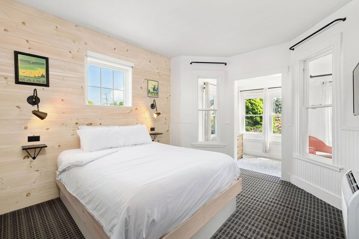Premium Studio Suite, 1 Queen Bed with Sofa bed | Iron/ironing board, WiFi (free), bed sheets