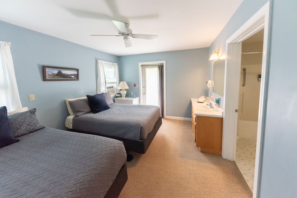 Habitación doble, 2 camas matrimoniales, vista al jardín | Camas extra, wifi gratis, ropa de cama y despertador
