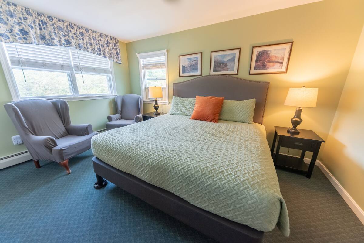 room, 1 king bed, river view | rollaway beds, free wifi, bed sheets, alarm clocks