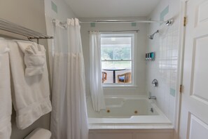 Phòng, nhiều giường | Phòng tắm | Vòi sen/bồn tắm kết hợp, bồn tắm thủy lực, m áy sấy tóc, khăn tắm 