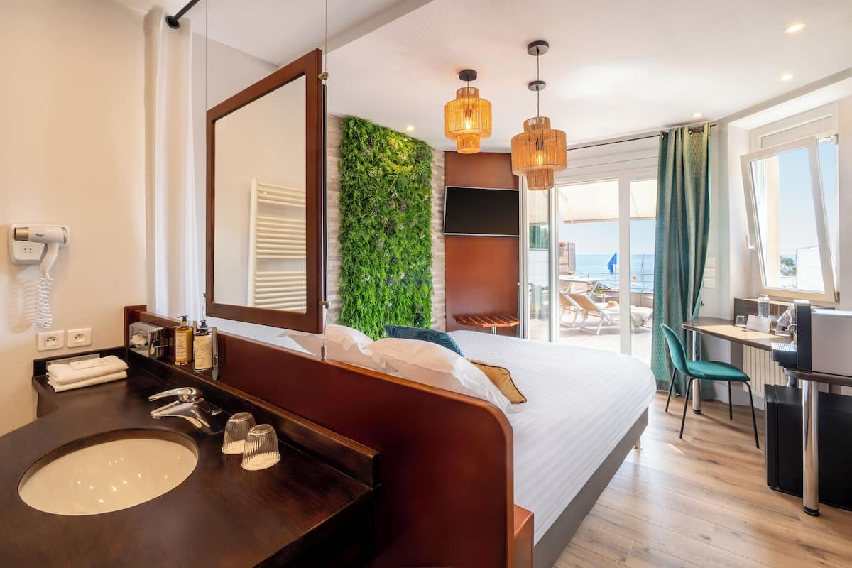 Junior Suite, 1 Katil Ratu (Queen), Terrace, Sea View | Peralatan tempat tidur premium, katil Select Comfort, bar mini