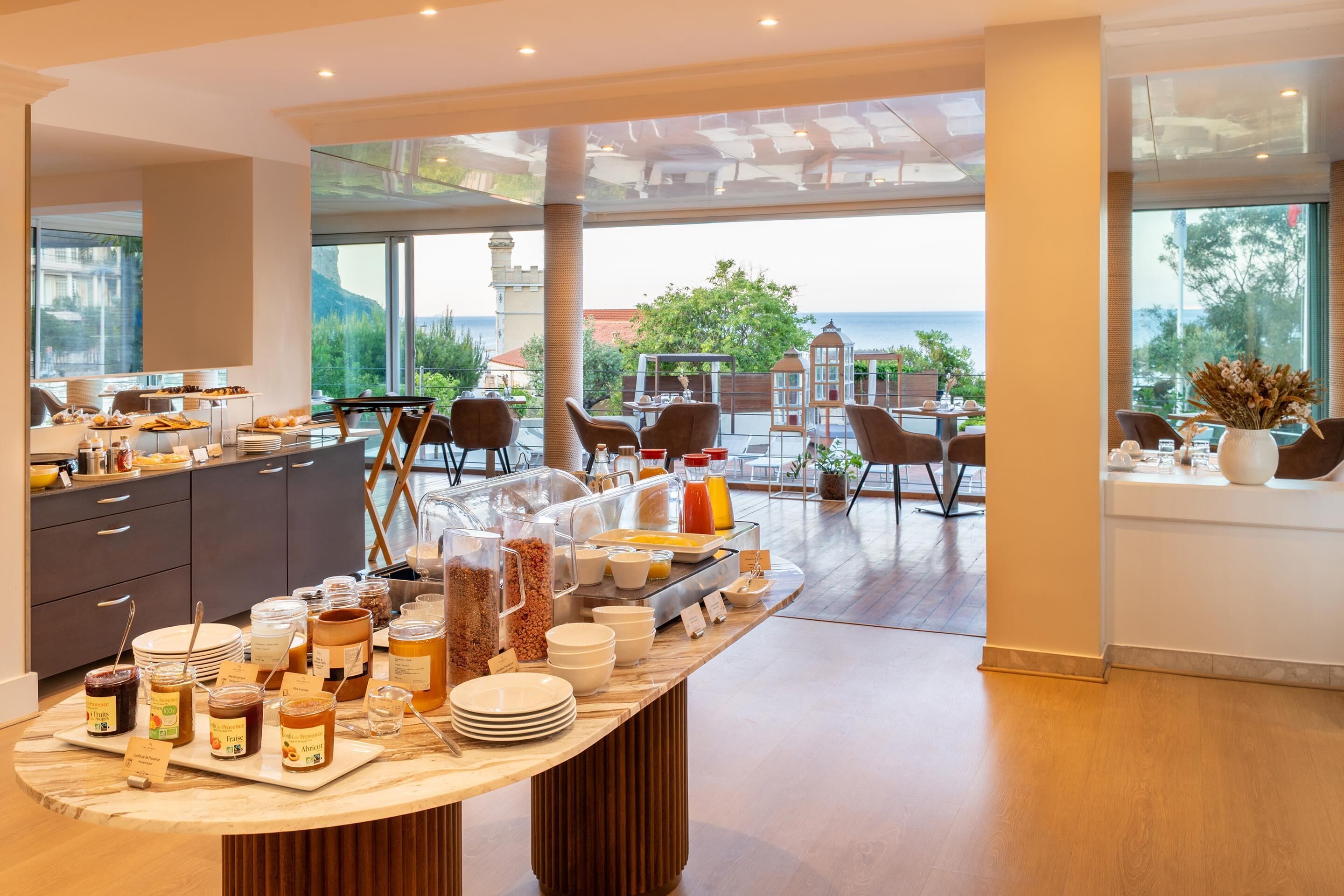 Daily continental breakfast (EUR 17 per person)