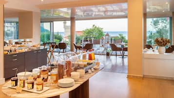 Daily continental breakfast (EUR 17 per person)