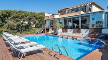 Outdoor pool, sun loungers