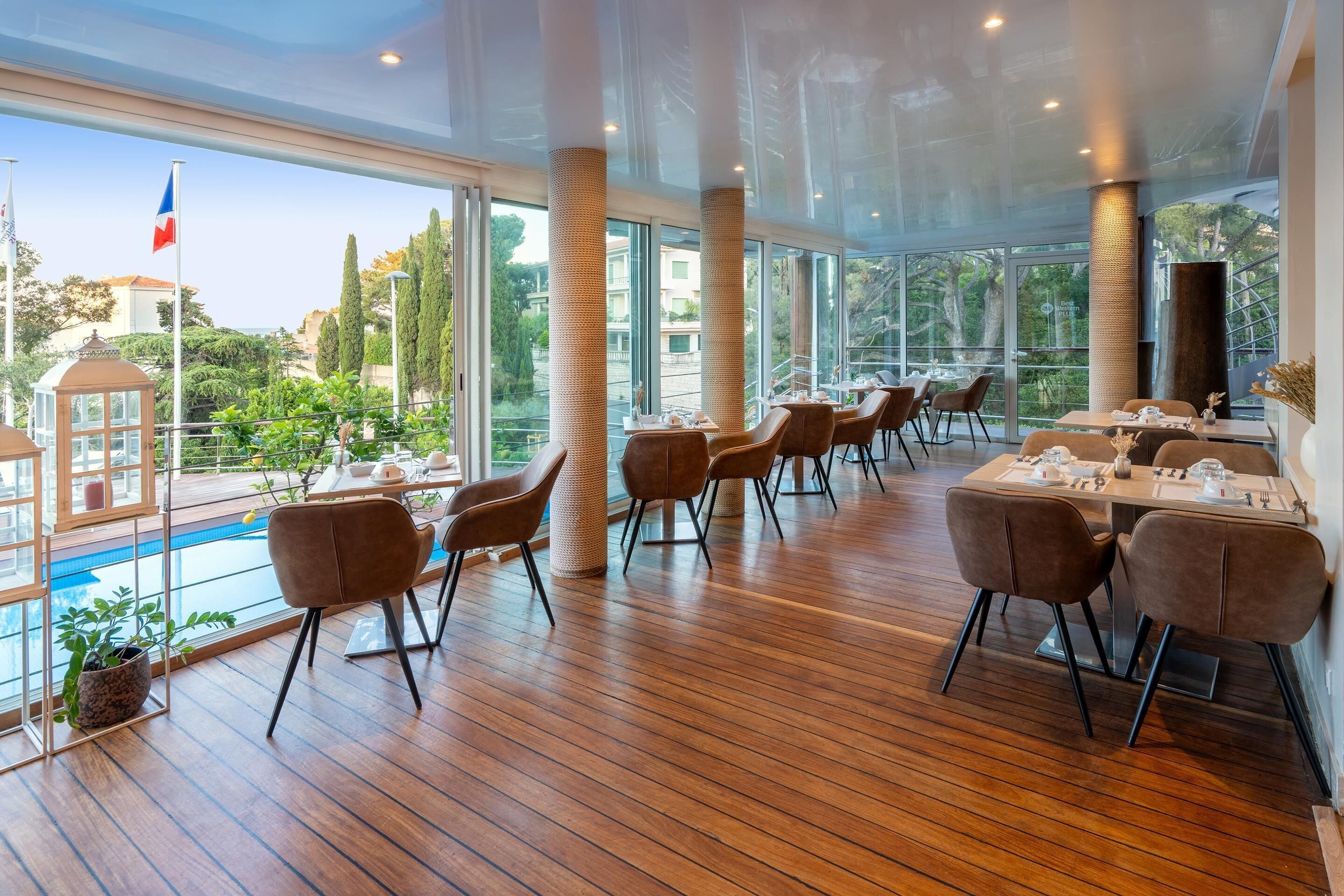 Daily continental breakfast (EUR 17 per person)