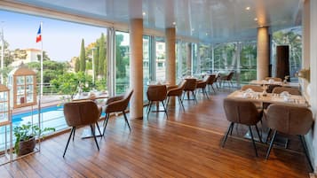 Daily continental breakfast (EUR 17 per person)