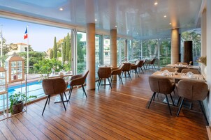 Desayuno continental diario (EUR 17 por persona)