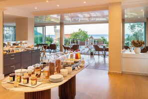 Kontinental morgenmad hver dag (17 EUR pr. person)