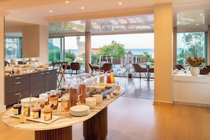 Kontinental morgenmad hver dag (17 EUR pr. person)