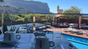 Daily continental breakfast (EUR 17 per person)