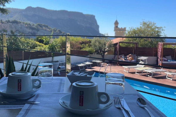 Daily continental breakfast (EUR 17 per person)