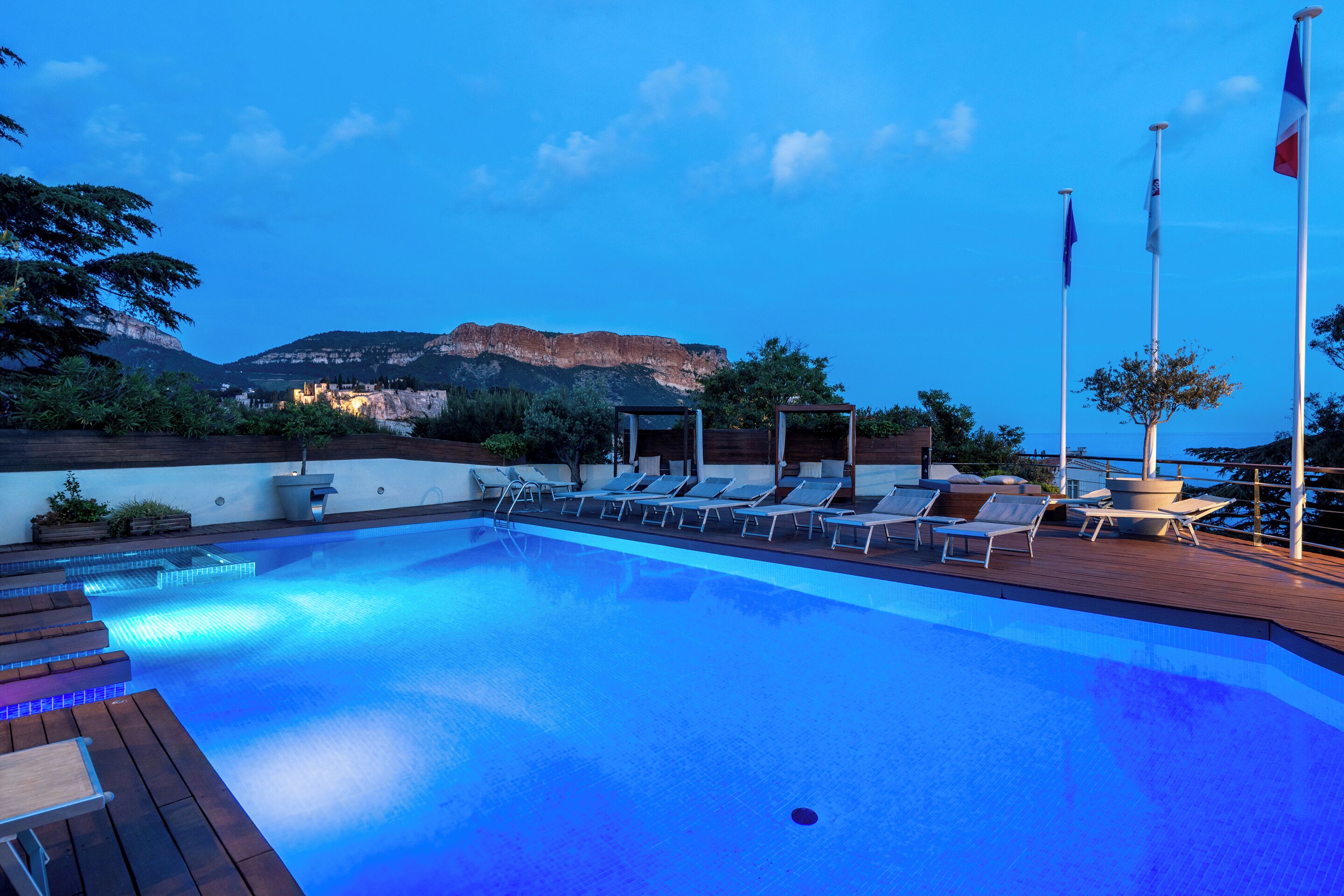 outdoor pool, pool loungers