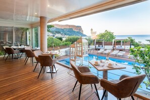 Daily continental breakfast for a fee - Best Western Plus La Rade (Cassis)