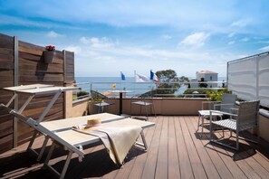 Junior suite, 1 queensize bed, terras, uitzicht op zee | Kameruitzicht