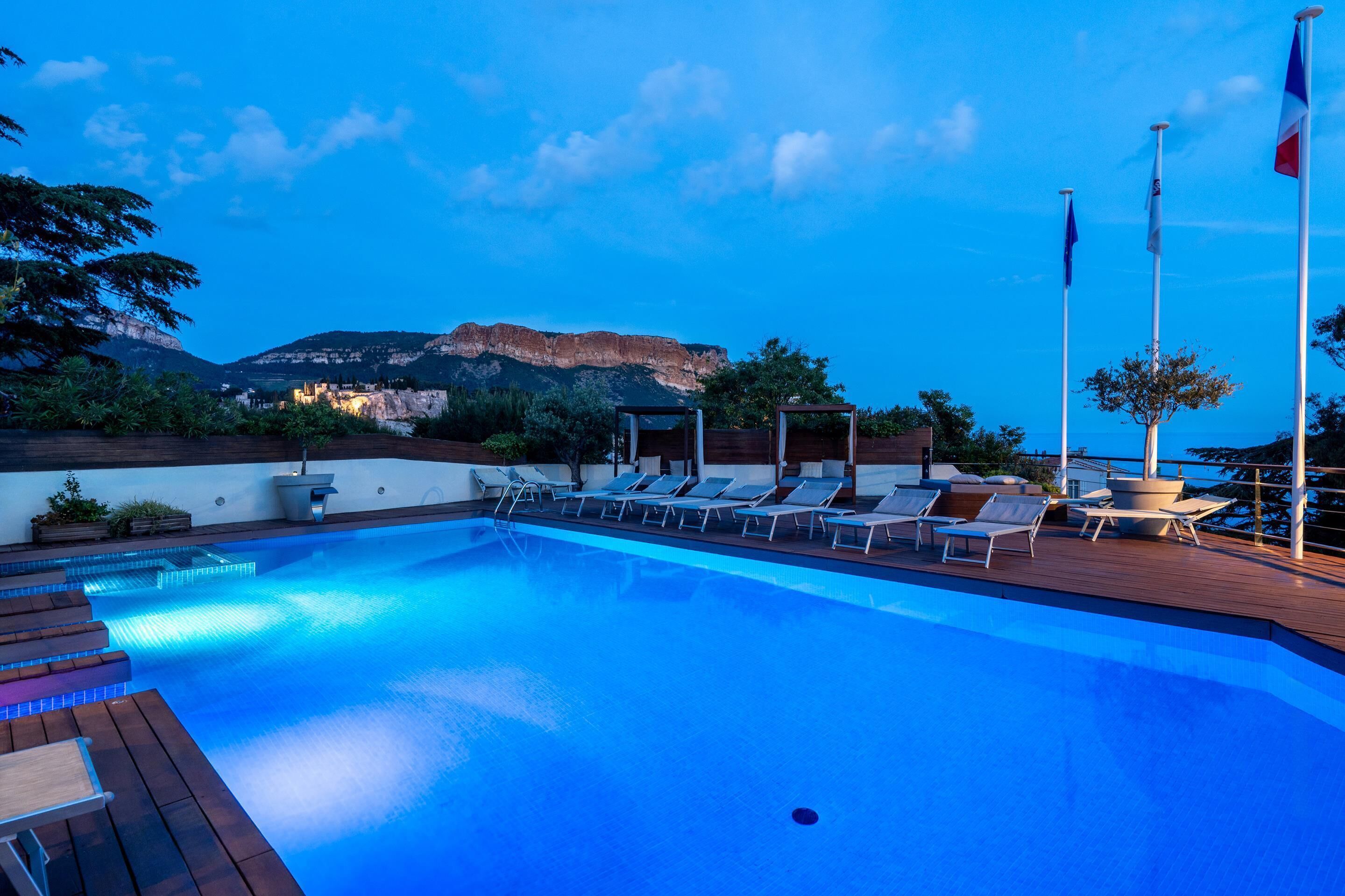 Outdoor pool, sun loungers