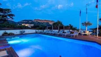 Outdoor pool, sun loungers