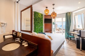 Junior suite, 1 queensize bed, terras, uitzicht op zee | Luxe beddengoed, Select Comfort-bedden, een minibar