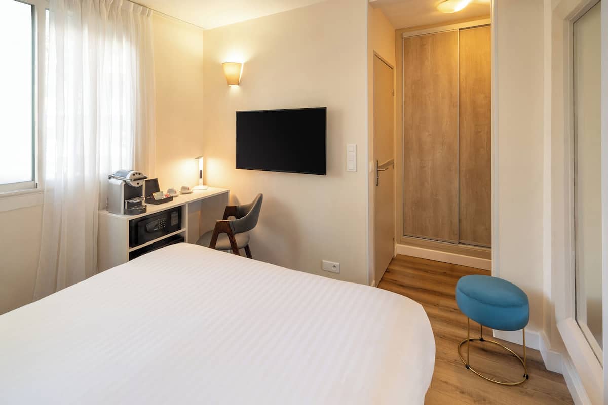 Classic Room, 1 Katil Ratu (Queen), Non Smoking | Peralatan tempat tidur premium, katil Select Comfort, bar mini