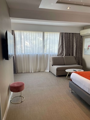 Superior Room, 1 Katil Ratu (Queen), Non Smoking, Sea View (with Sofabed) | Peralatan tempat tidur premium, katil Select Comfort, bar mini