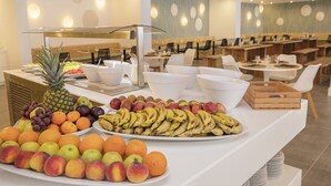 A buffet with various fruits and bowls of food. - HM Martinique Aparthotel (Calvia)