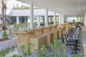 Petit déjeuner, déjeuner et dîner servis sur place