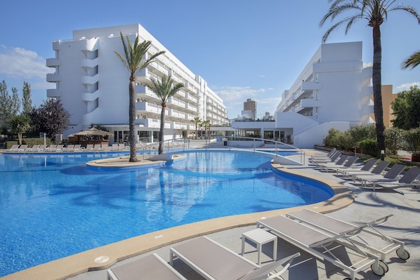 Indoor pool, 3 outdoor pools, pool umbrellas, pool loungers