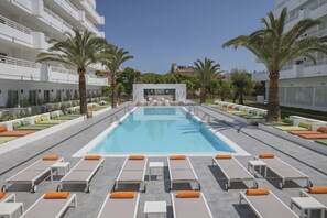 A pool area with lounge chairs and a bar area. - HM Martinique Aparthotel (Calvia)
