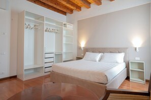 Superior Triple Room, Canal View | In-room safe, desk, free WiFi, bed sheets - Alla Corte Rossa (Venice)
