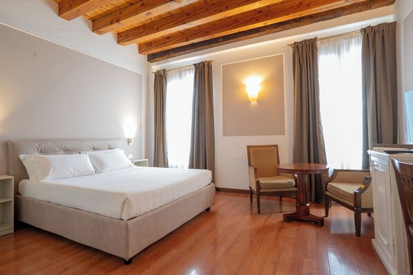 Habitación triple superior, vista al canal | Caja de seguridad en la habitación, escritorio y wifi gratis 