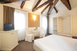 Habitación superior con 1 cama doble o 2 individuales, vistas al canal | Caja fuerte, escritorio, wifi gratis y ropa de cama