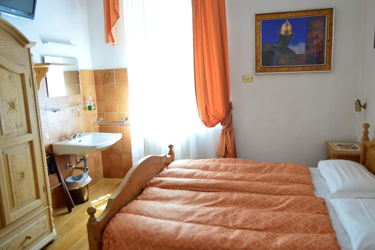 Double Room, External Private Bathroom | Hypo-allergenic bedding available, down comforters, in-room safe