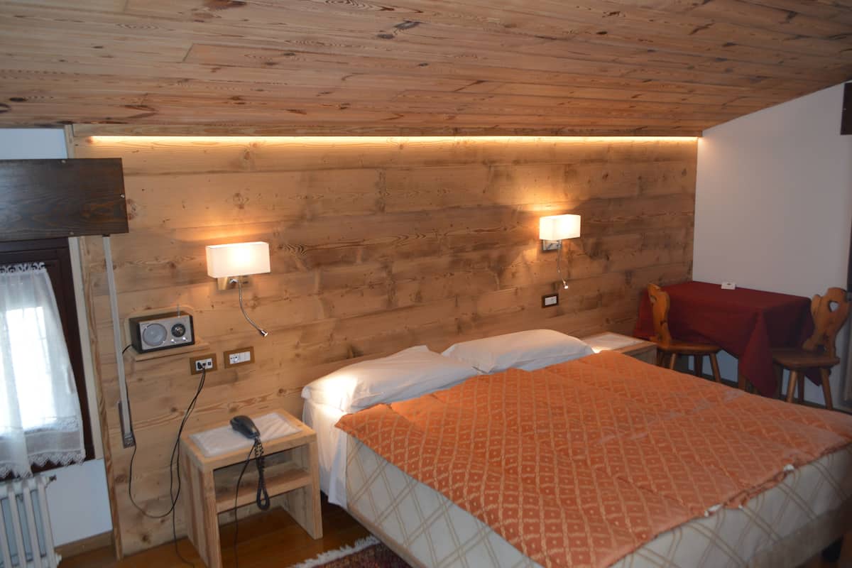 hypo-allergenic bedding, down duvets, in-room safe, soundproofing